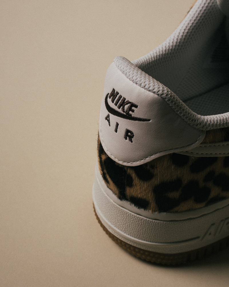 Nike Air force 1 leoard print vue de profil